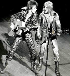 david-bowie-mick-ronson-onstage-001